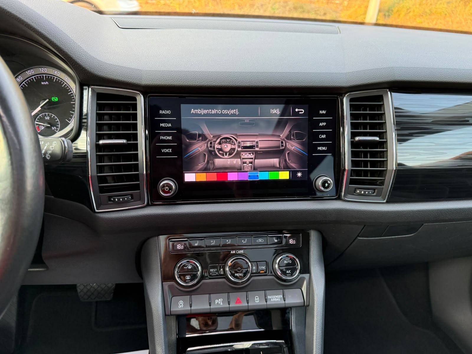 Škoda Kodiaq 2,0 TDI DSG — panorama — kamera 360 — 7 sjedala, fotografija 9