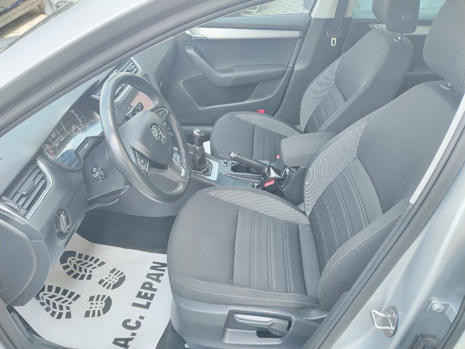 Octavia 1,6 TDI,2018god,RADAR,NAVI,PDC,TEMPOMAT,189tkm VELIKI SERVIS, fotografija 9