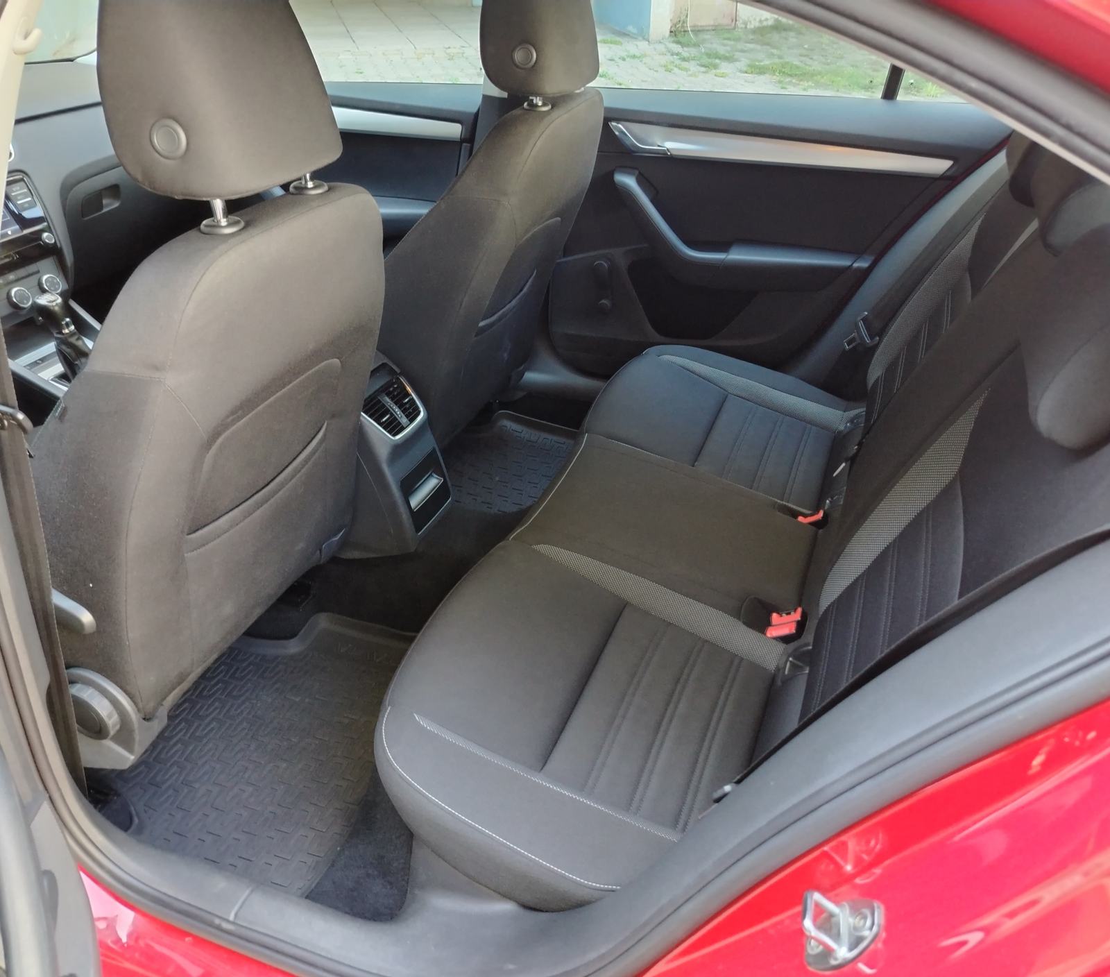 Škoda Octavia 1,6 TDI 85KW KUPLJENA NOVA U HR REG 6/2027GOD, fotografija 5