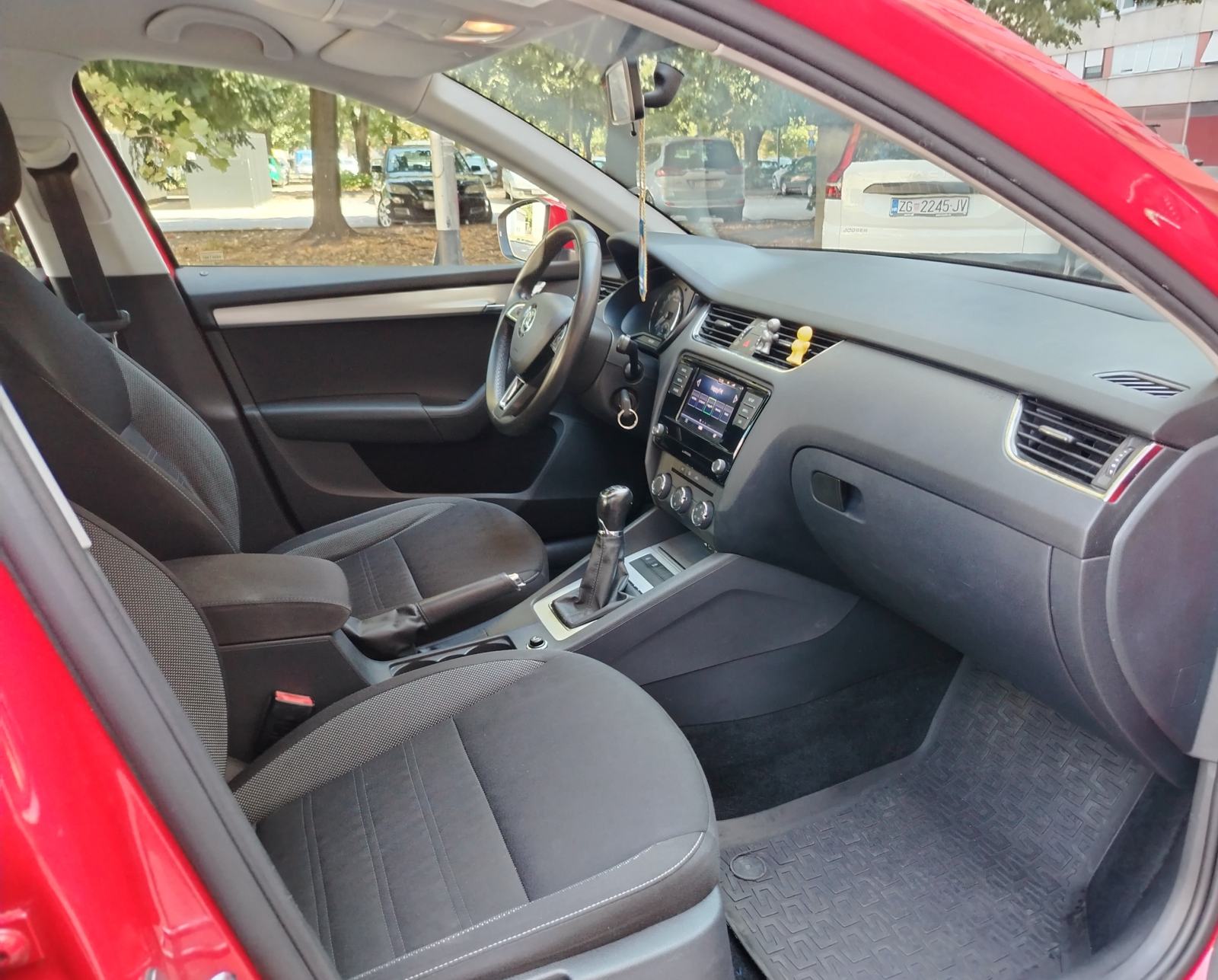 Škoda Octavia 1,6 TDI 85KW KUPLJENA NOVA U HR REG 6/2027GOD, fotografija 8