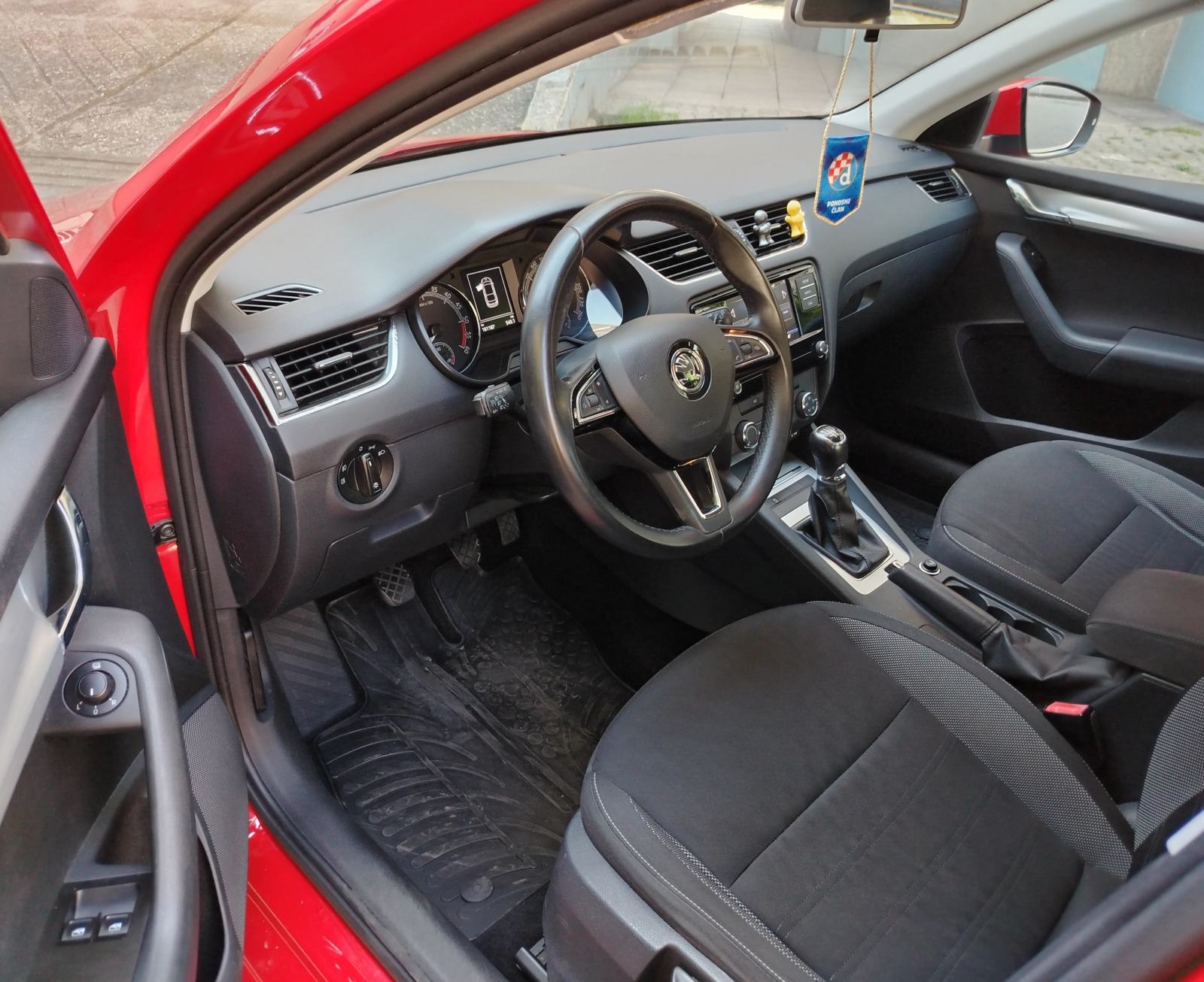 Škoda Octavia 1,6 TDI 85KW KUPLJENA NOVA U HR REG 6/2027GOD, fotografija 6