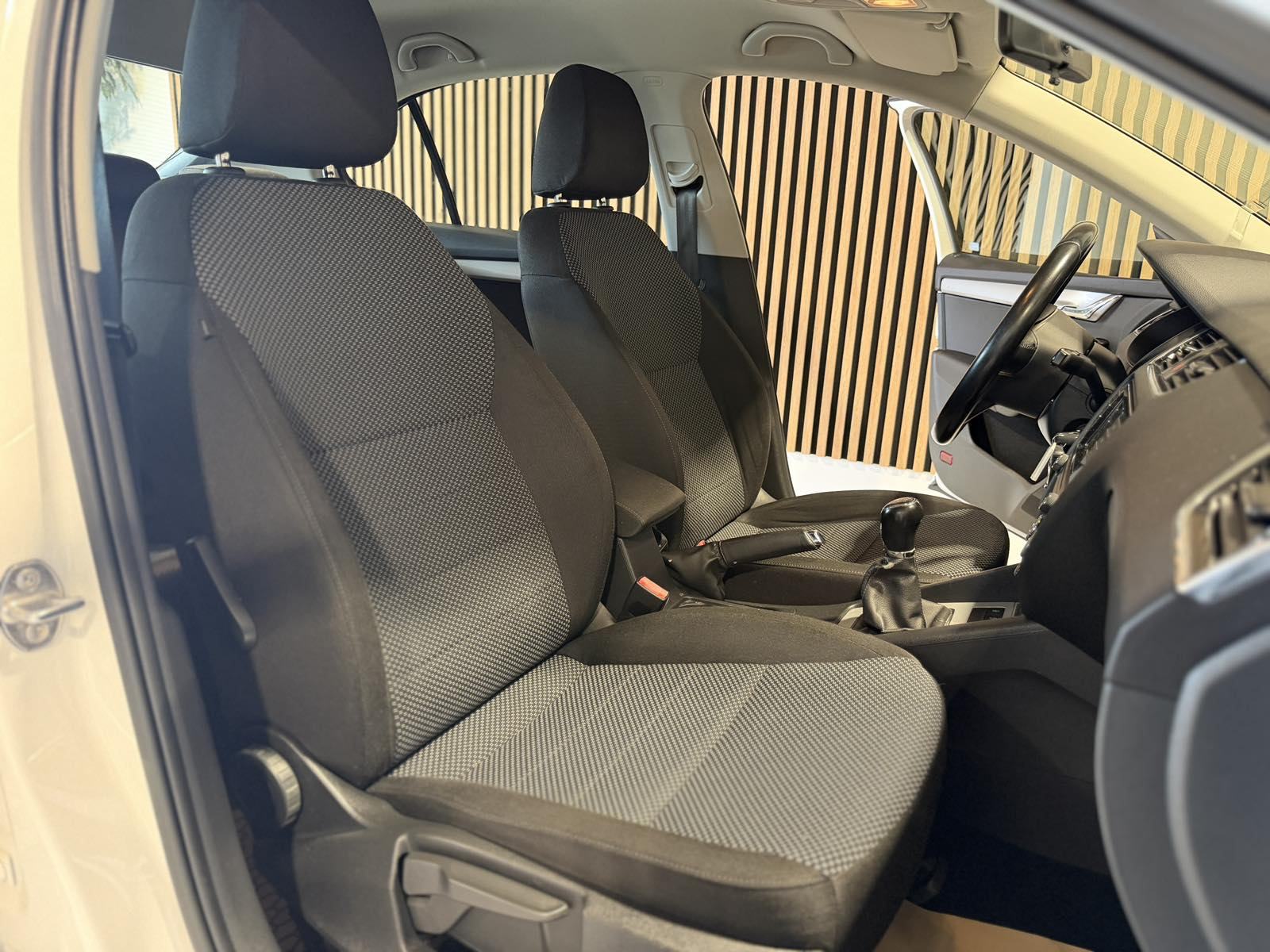 Škoda Octavia 1,6 TDI *ALU - KLIMA - 12 MJ JAMSTVO*, fotografija 19