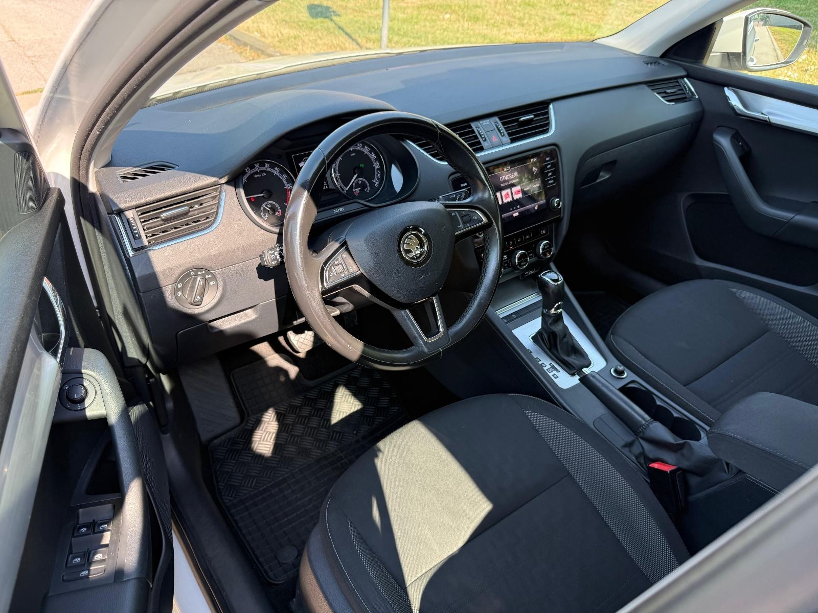 Škoda Octavia 1,6 TDI*DSG*NAVI*FULL SERVISNA*, fotografija 9