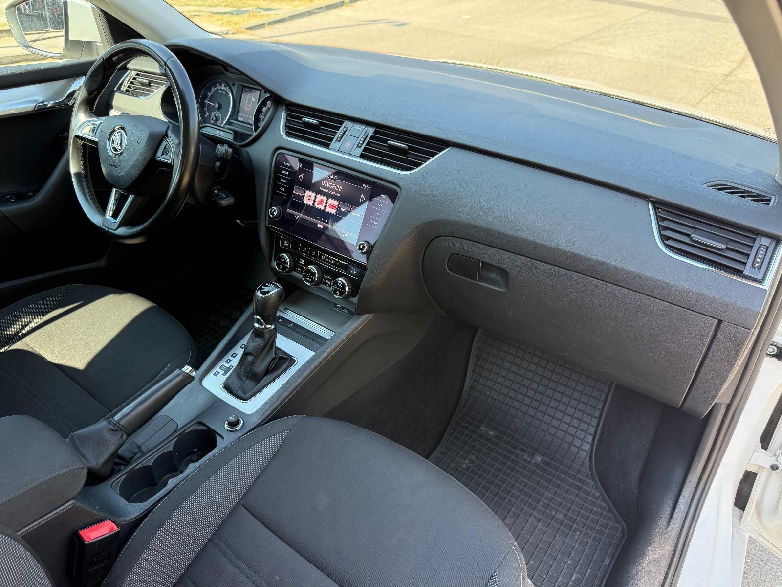 Škoda Octavia 1,6 TDI*DSG*NAVI*FULL SERVISNA*, fotografija 10