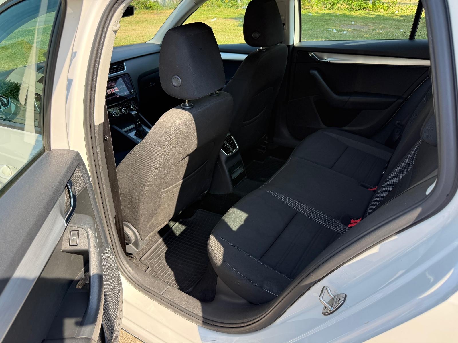 Škoda Octavia 1,6 TDI*DSG*NAVI*FULL SERVISNA*, fotografija 20