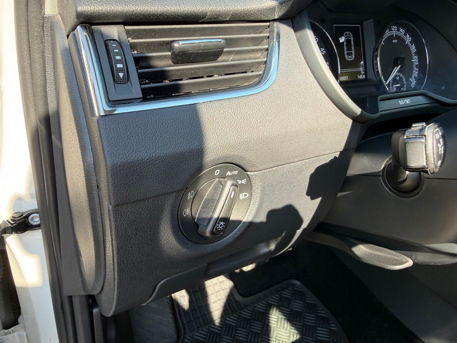 Škoda Octavia 1,6 TDI*DSG*NAVI*FULL SERVISNA*, fotografija 16