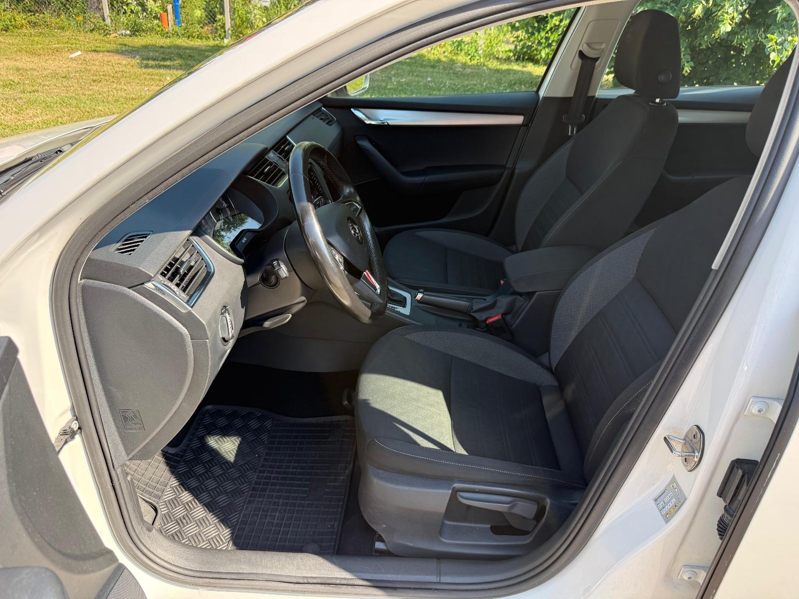 Škoda Octavia 1,6 TDI*DSG*NAVI*FULL SERVISNA*, fotografija 18