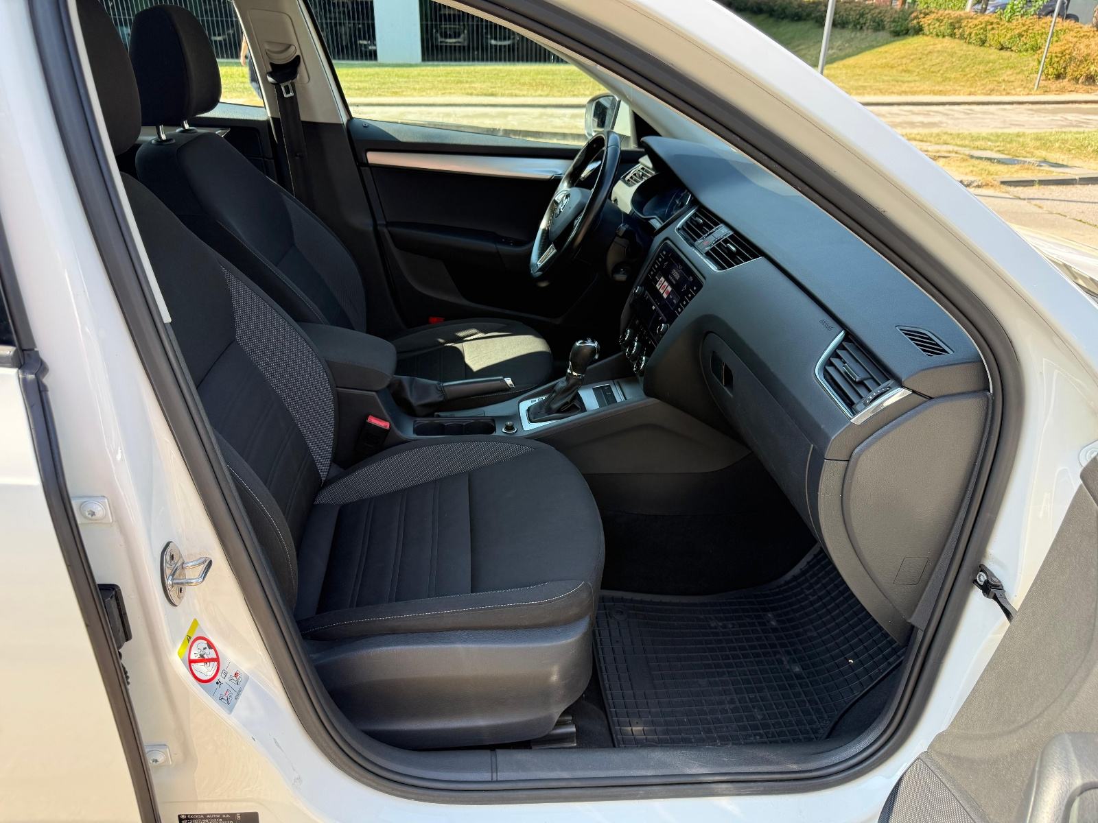 Škoda Octavia 1,6 TDI*DSG*NAVI*FULL SERVISNA*, fotografija 19