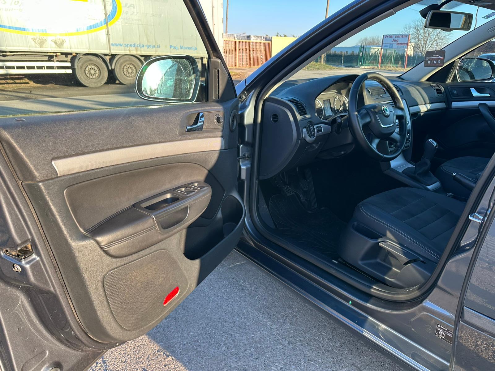 Škoda Octavia 1,6 TDI, registiran 09/2026, fotografija 7