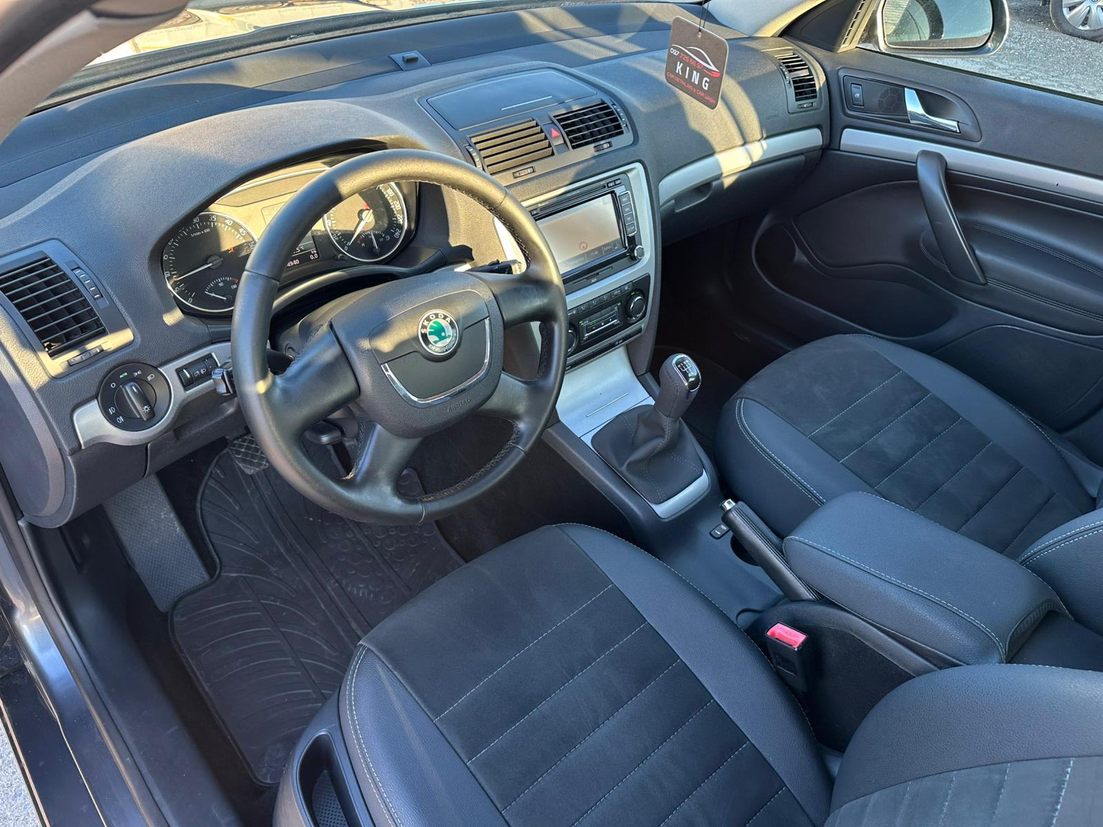 Škoda Octavia 1,6 TDI, registiran 09/2026, fotografija 9