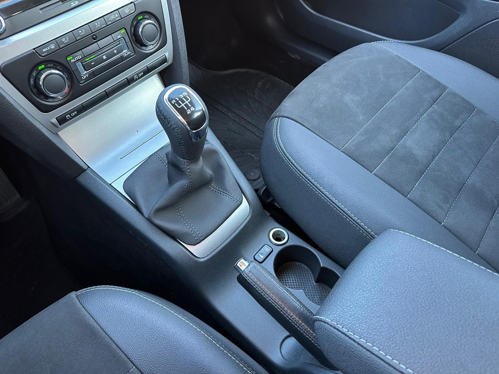 Škoda Octavia 1,6 TDI, registiran 09/2026, fotografija 13