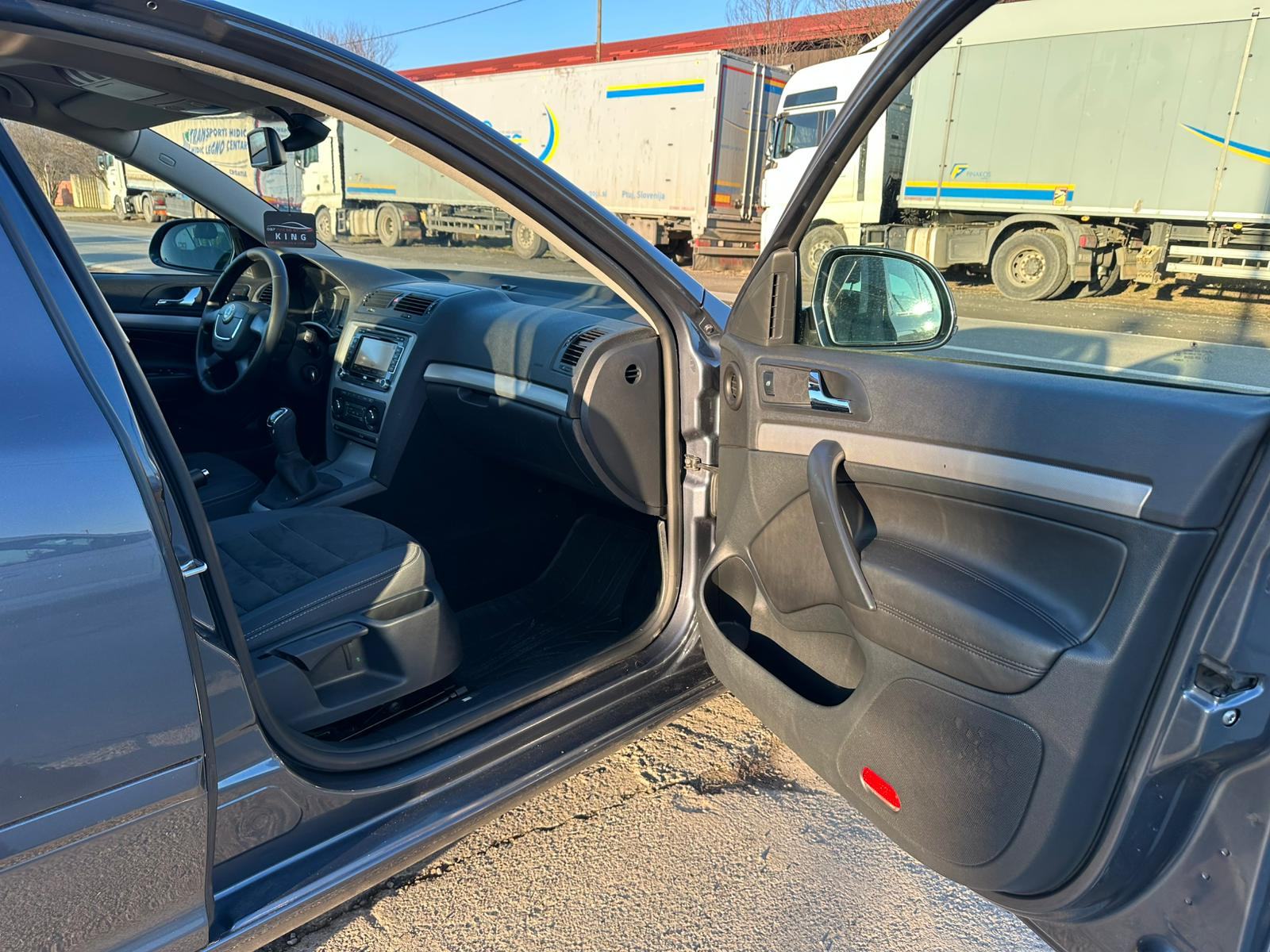 Škoda Octavia 1,6 TDI, registiran 09/2026, fotografija 15