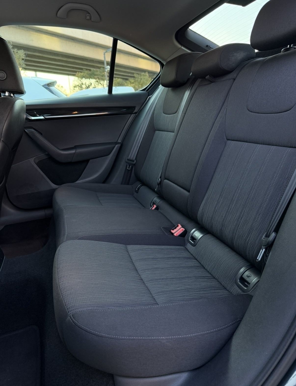ŠKODA OCTAVIA 1.6 TDI HR AUTO LED NAVI, fotografija 8