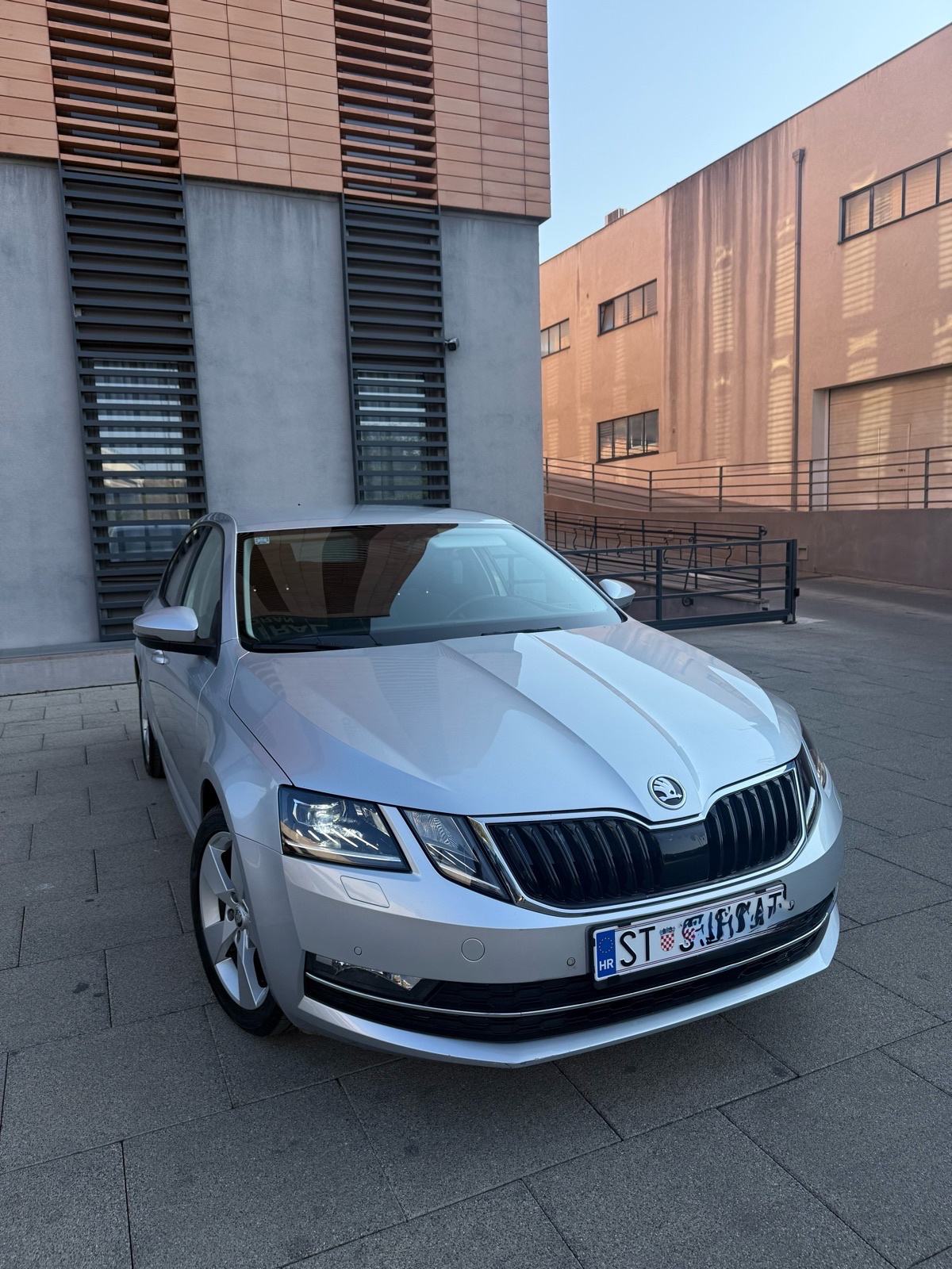ŠKODA OCTAVIA 1.6 TDI HR AUTO LED NAVI, pogled izvana - slika 1