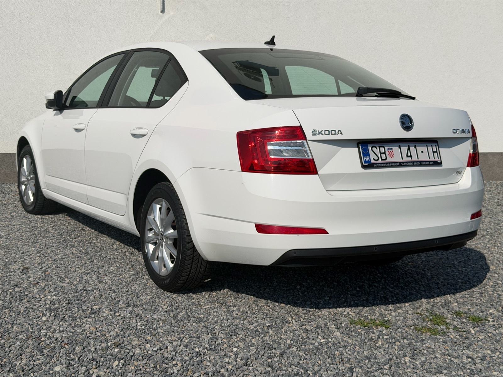 Škoda Octavia 1,6 TDI navgacija tempomat p.senzori g.sjedala v.sevis, fotografija 2