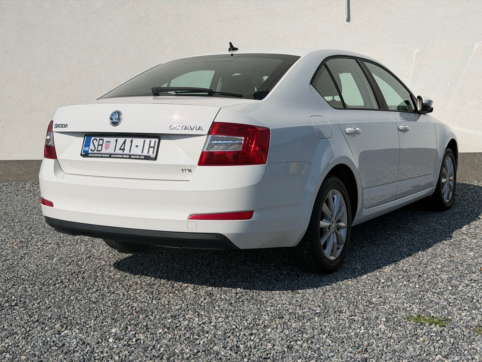 Škoda Octavia 1,6 TDI navgacija tempomat p.senzori g.sjedala v.sevis, fotografija 6
