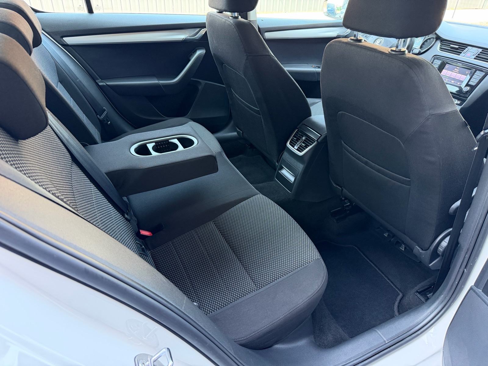 Škoda Octavia 1,6 TDI navgacija tempomat p.senzori g.sjedala v.sevis, fotografija 14