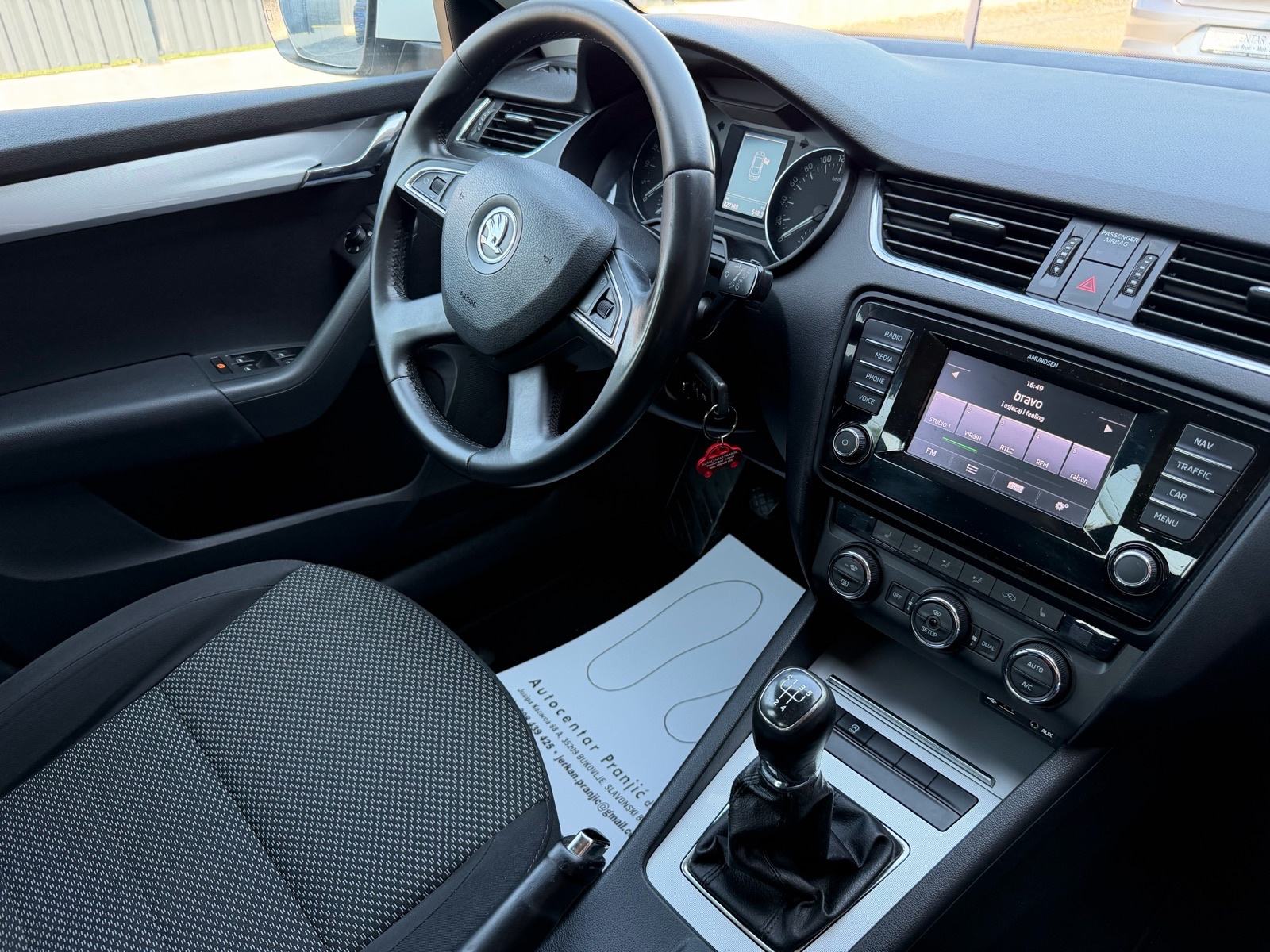 Škoda Octavia 1,6 TDI navgacija tempomat p.senzori g.sjedala v.sevis, fotografija 9