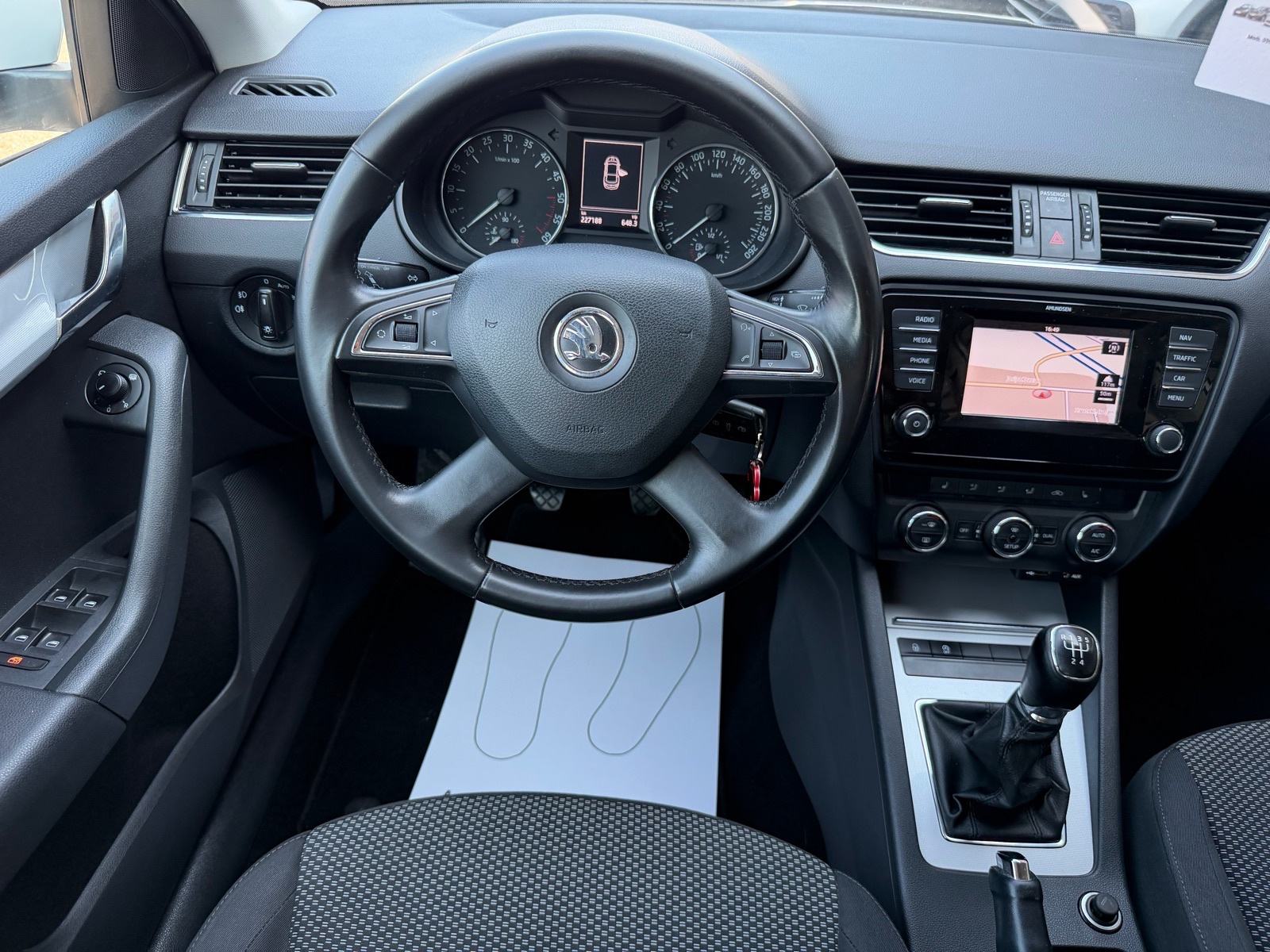 Škoda Octavia 1,6 TDI navgacija tempomat p.senzori g.sjedala v.sevis, fotografija 11