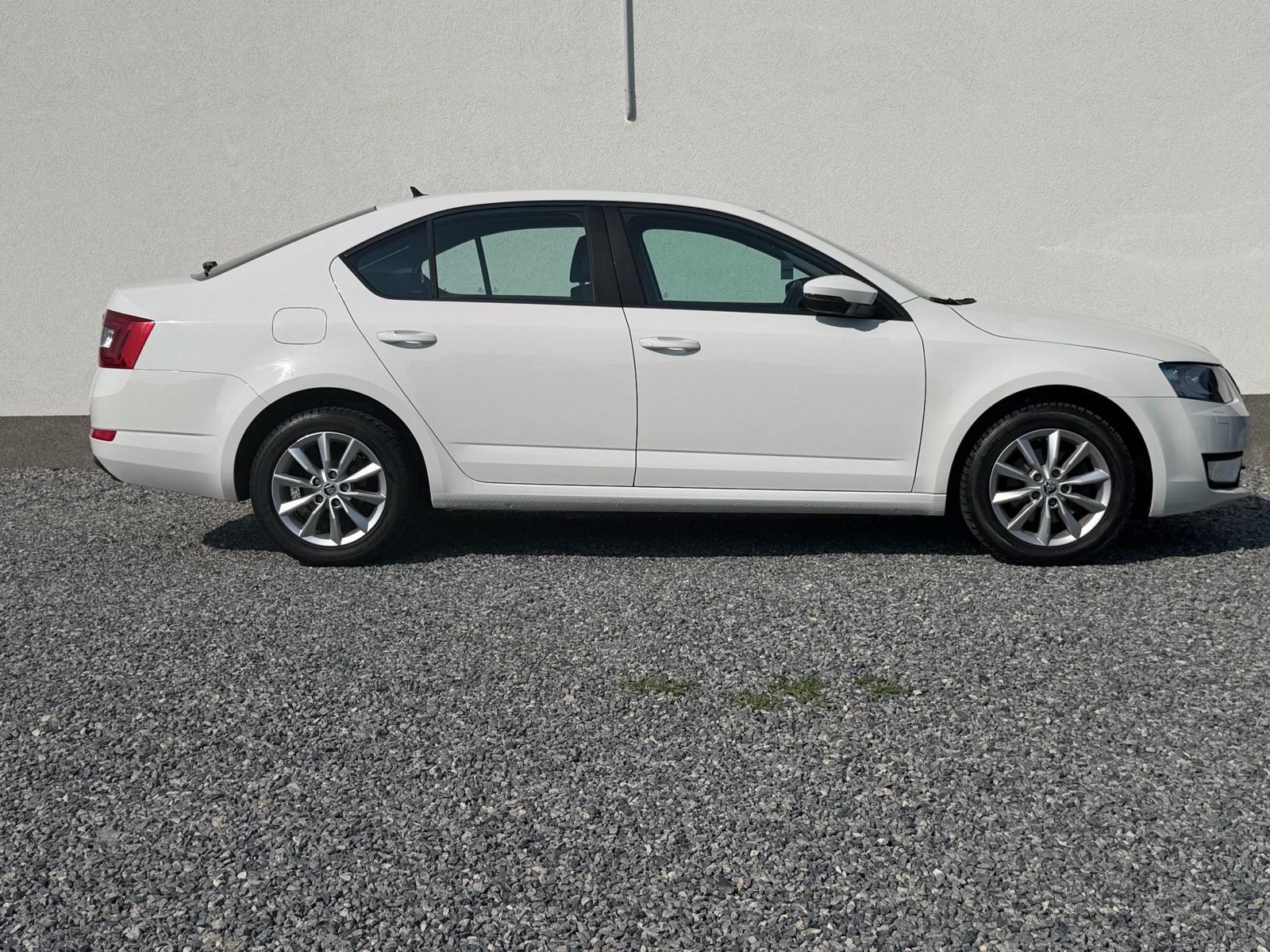 Škoda Octavia 1,6 TDI navgacija tempomat p.senzori g.sjedala v.sevis, fotografija 7