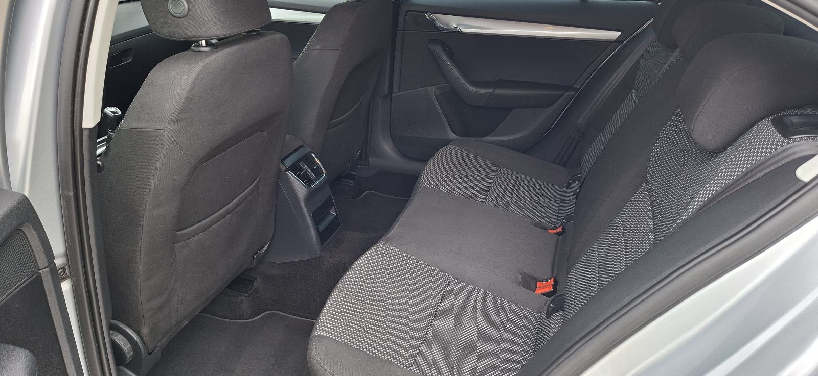 Škoda Octavia 1.6 Tdi Navigacija,tempomat,veliki servis..., fotografija 15