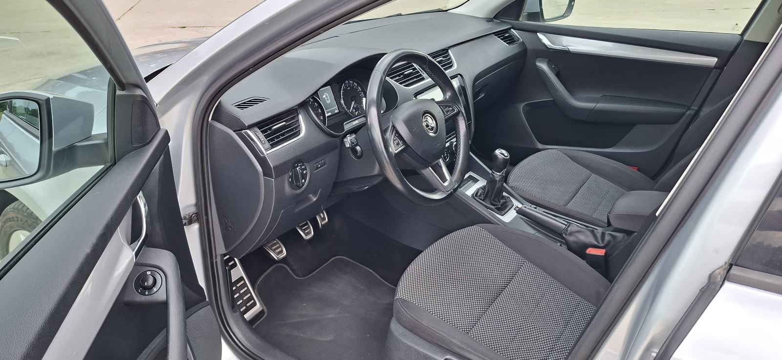 Škoda Octavia 1.6 Tdi Navigacija,tempomat,veliki servis..., fotografija 12