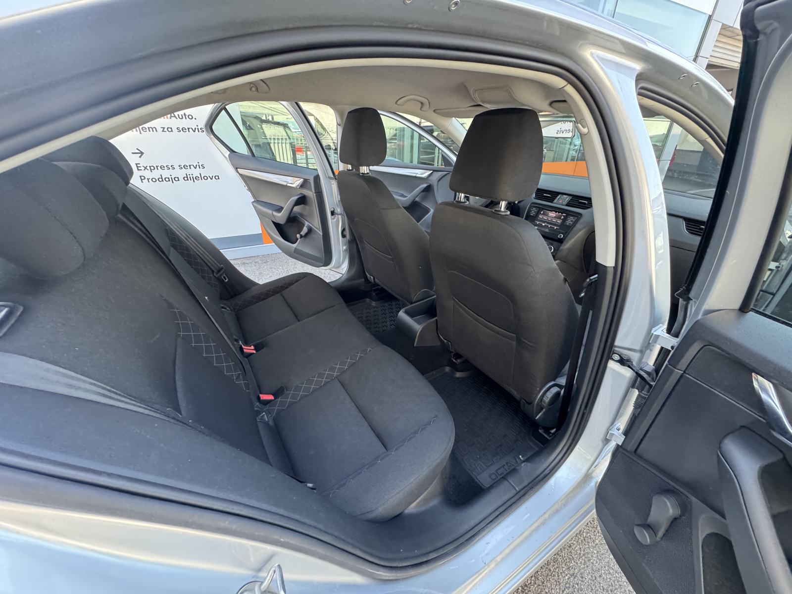 Škoda Octavia 1,6 TDI SIMPLY, fotografija 14