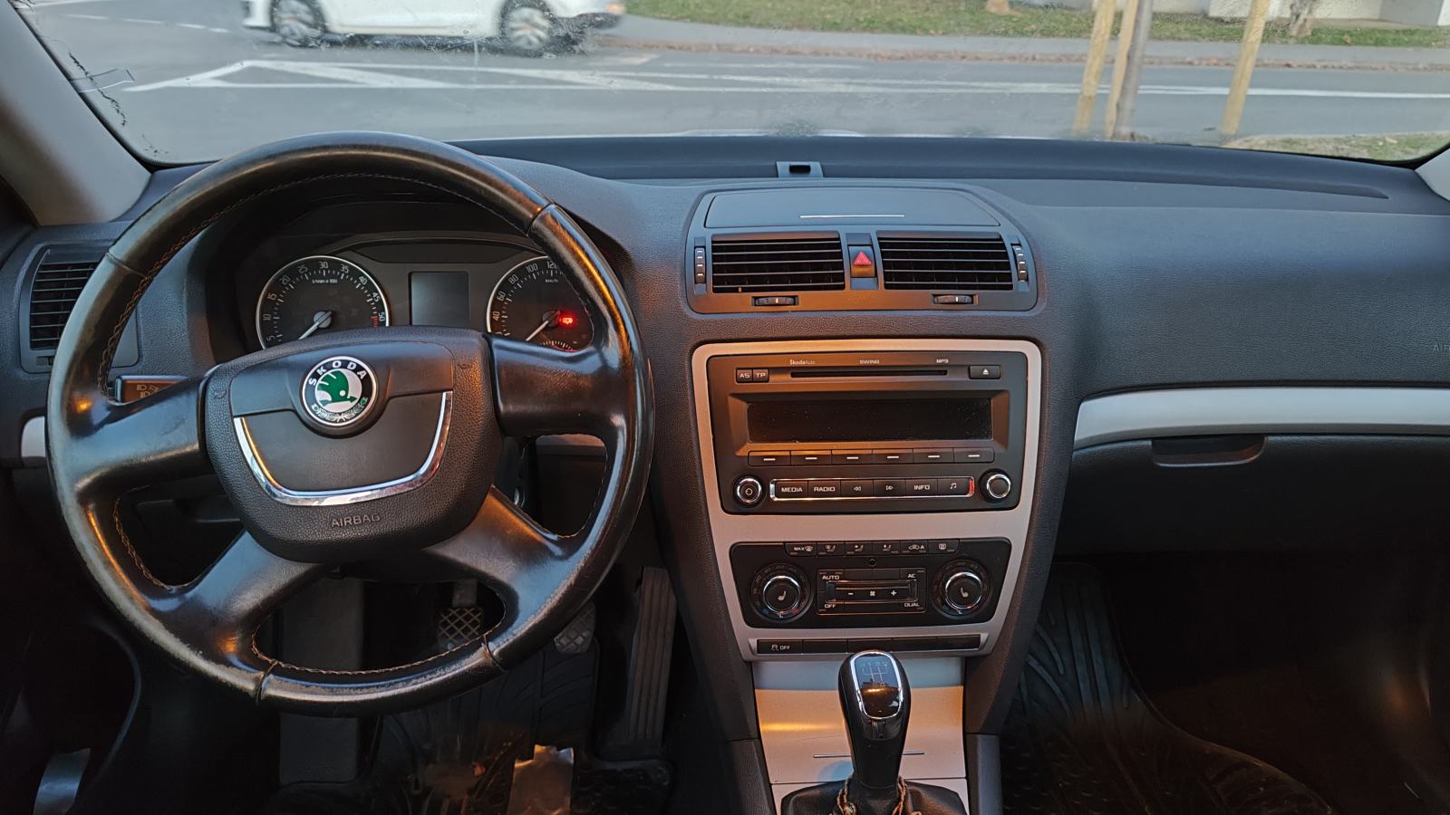 Škoda Octavia 1,6 TDI REGISTRIRAN DO 16.5.2027., fotografija 3