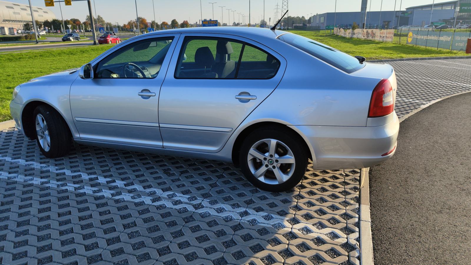 Škoda Octavia 1,6 TDI REGISTRIRAN DO 16.5.2027., fotografija 6