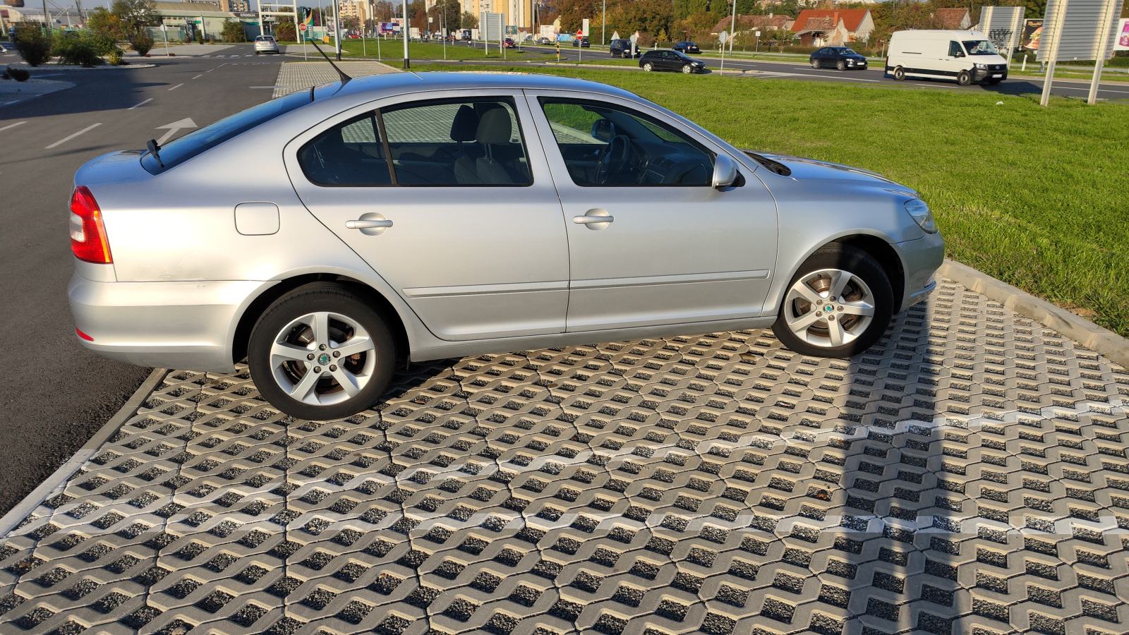 Škoda Octavia 1,6 TDI REGISTRIRAN DO 16.5.2027., fotografija 7