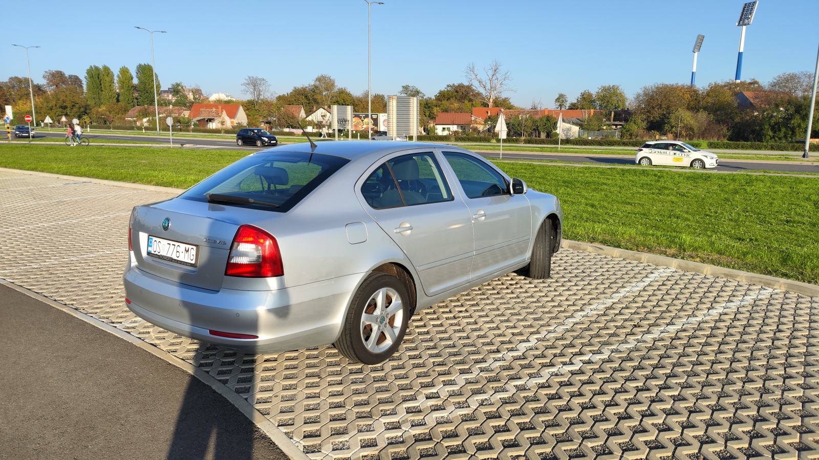 Škoda Octavia 1,6 TDI REGISTRIRAN DO 16.5.2027., fotografija 8