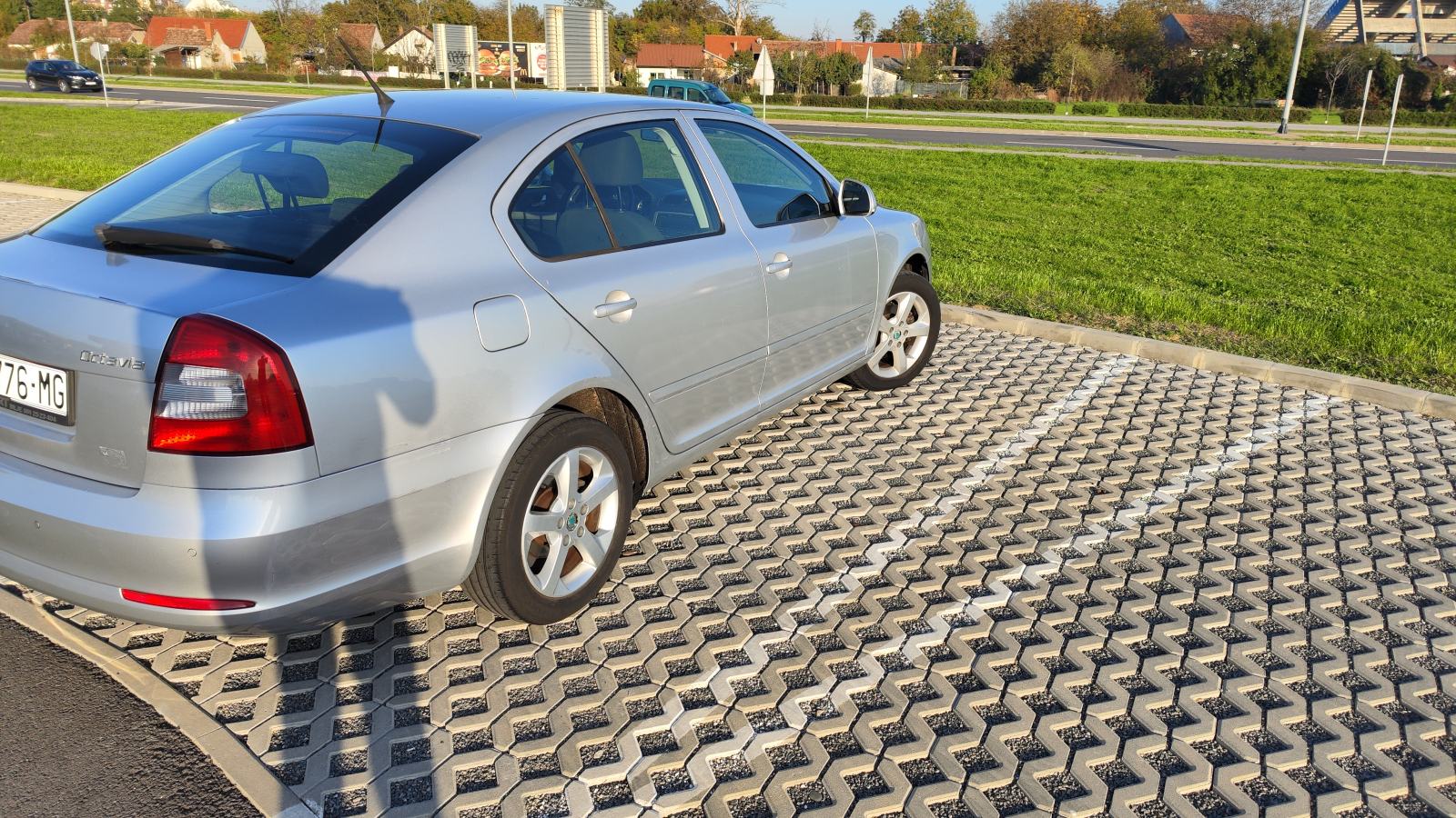 Škoda Octavia 1,6 TDI REGISTRIRAN DO 16.5.2027., fotografija 9