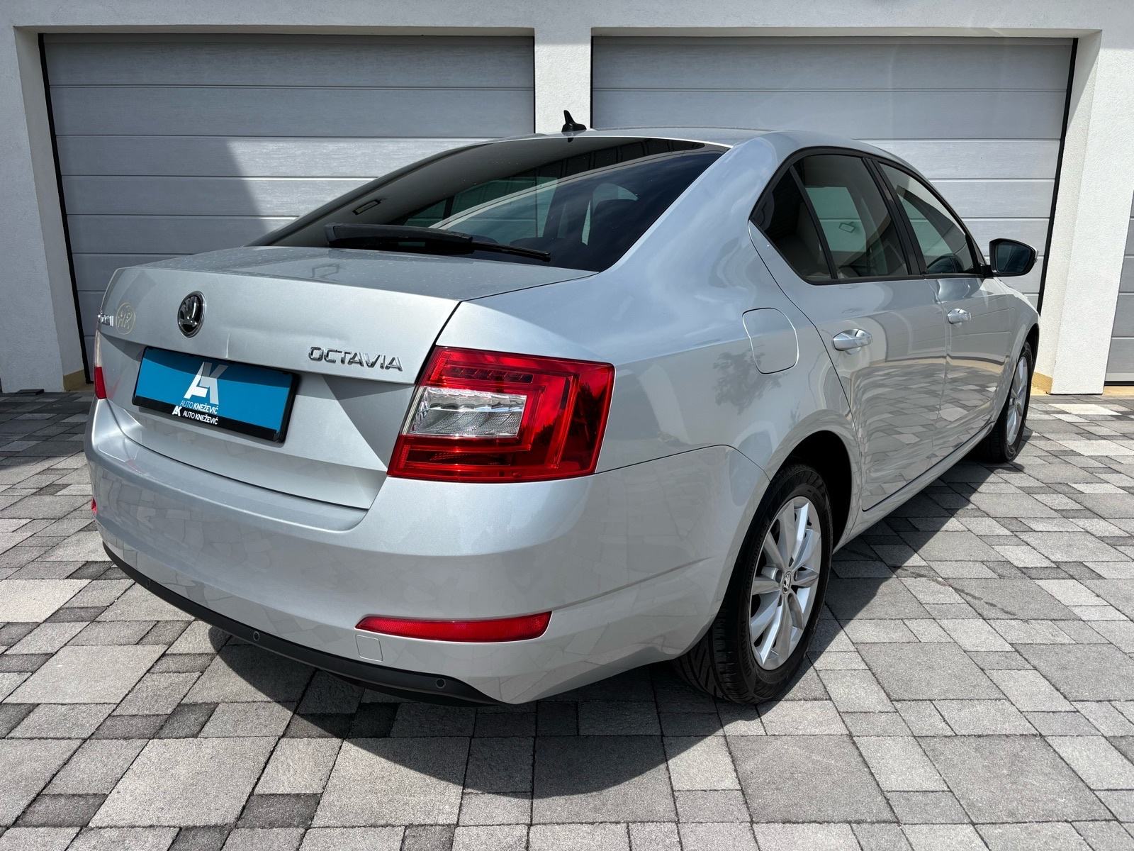 Škoda Octavia 1.6 TDI •V servis• Reg 10mj• HR auto, fotografija 9