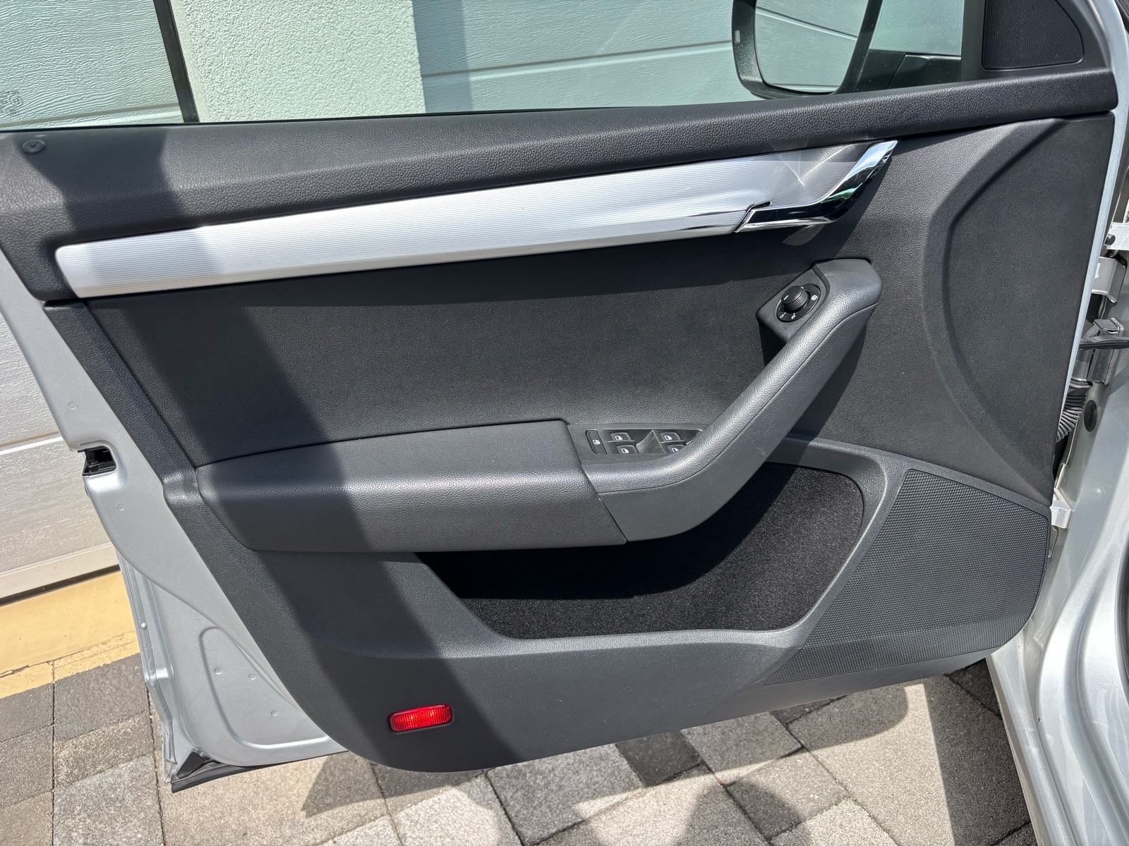 Škoda Octavia 1.6 TDI •V servis• Reg 10mj• HR auto, fotografija 15