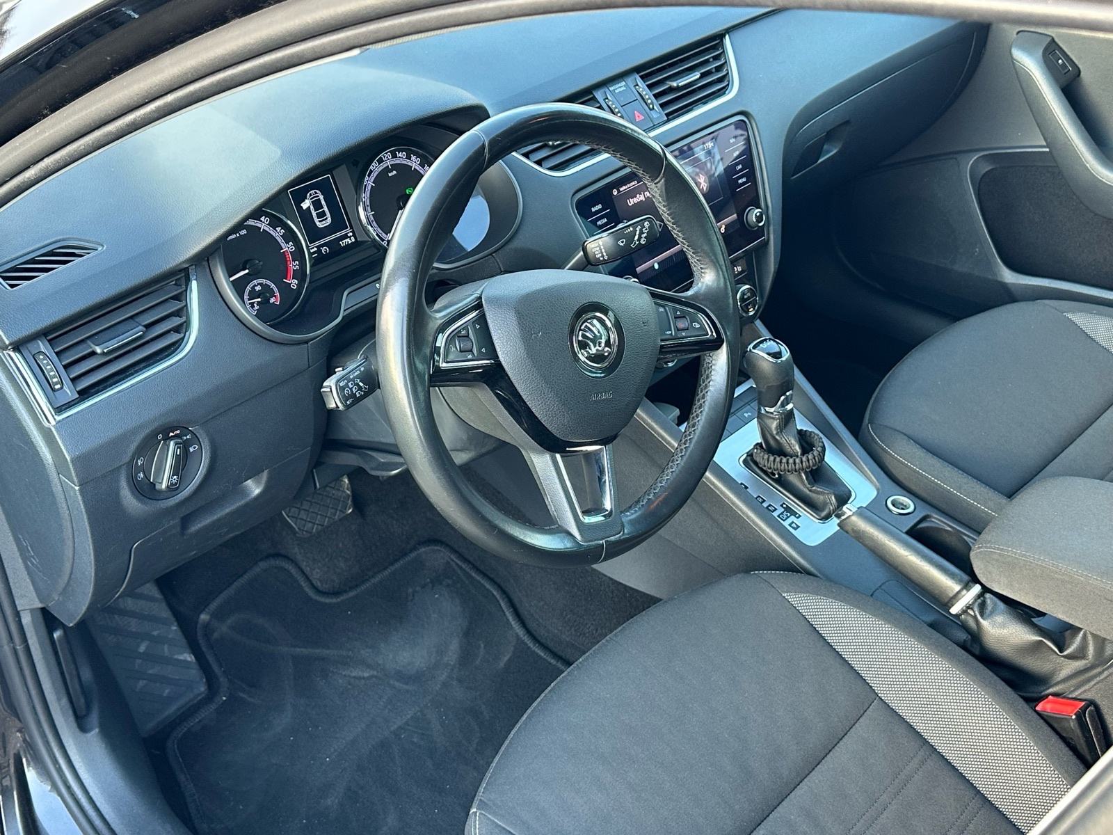 Škoda Octavia 2,0 TDI DSG, 2 seta guma, Veliki servis, fotografija 7
