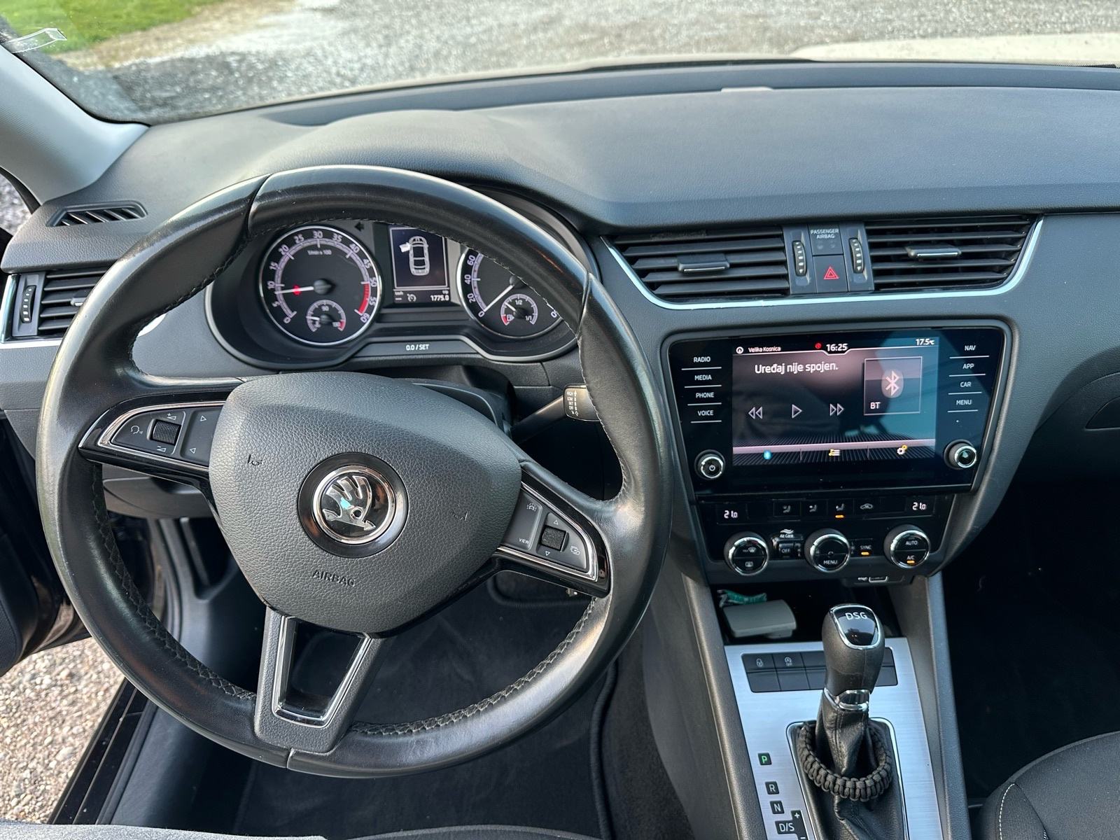Škoda Octavia 2,0 TDI DSG, 2 seta guma, Veliki servis, fotografija 8