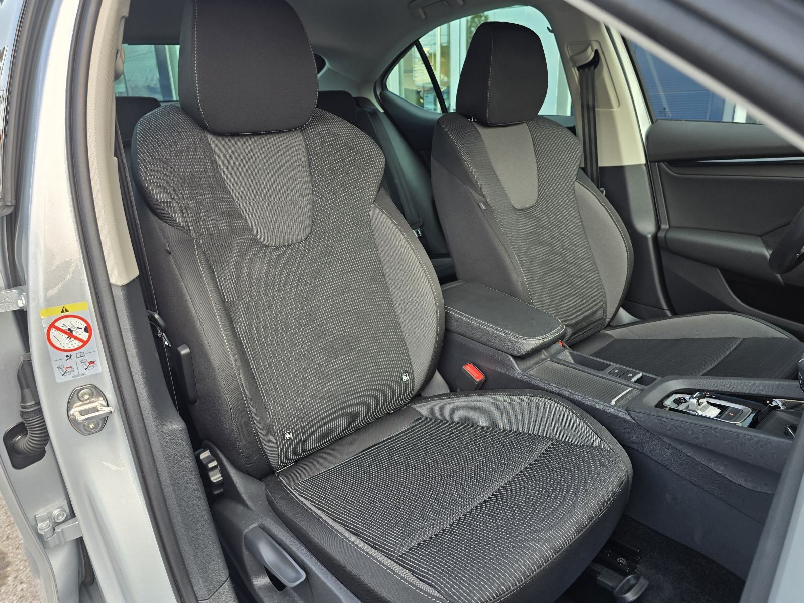 Škoda Octavia 2,0 TDI DSG - 2025 - VIRTUAL - LED - GARANCIJA 5 GOD !!, fotografija 17