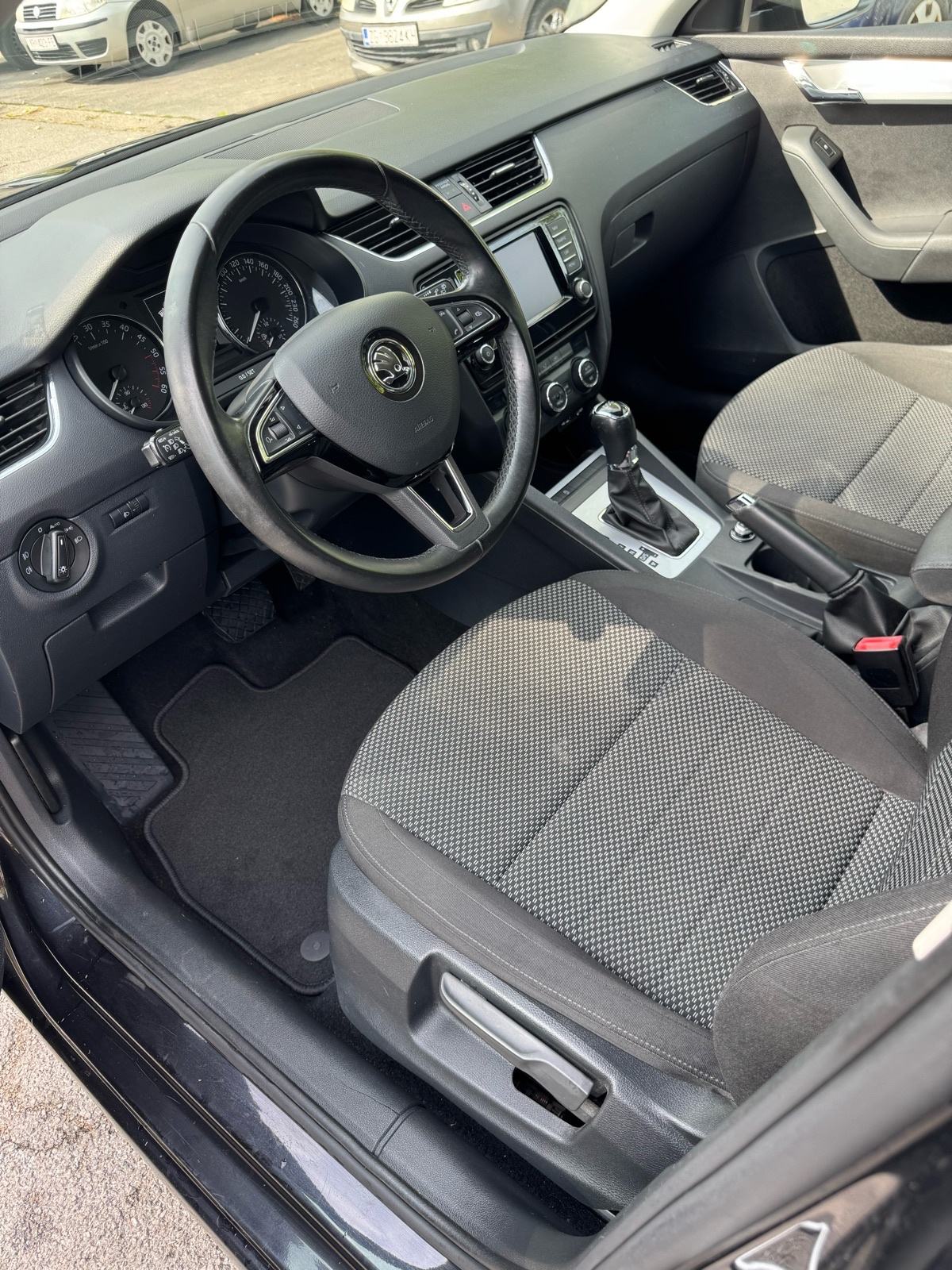 Škoda Octavia 2,0 TDI DSG, 86000km, Reg 8/27, fotografija 8
