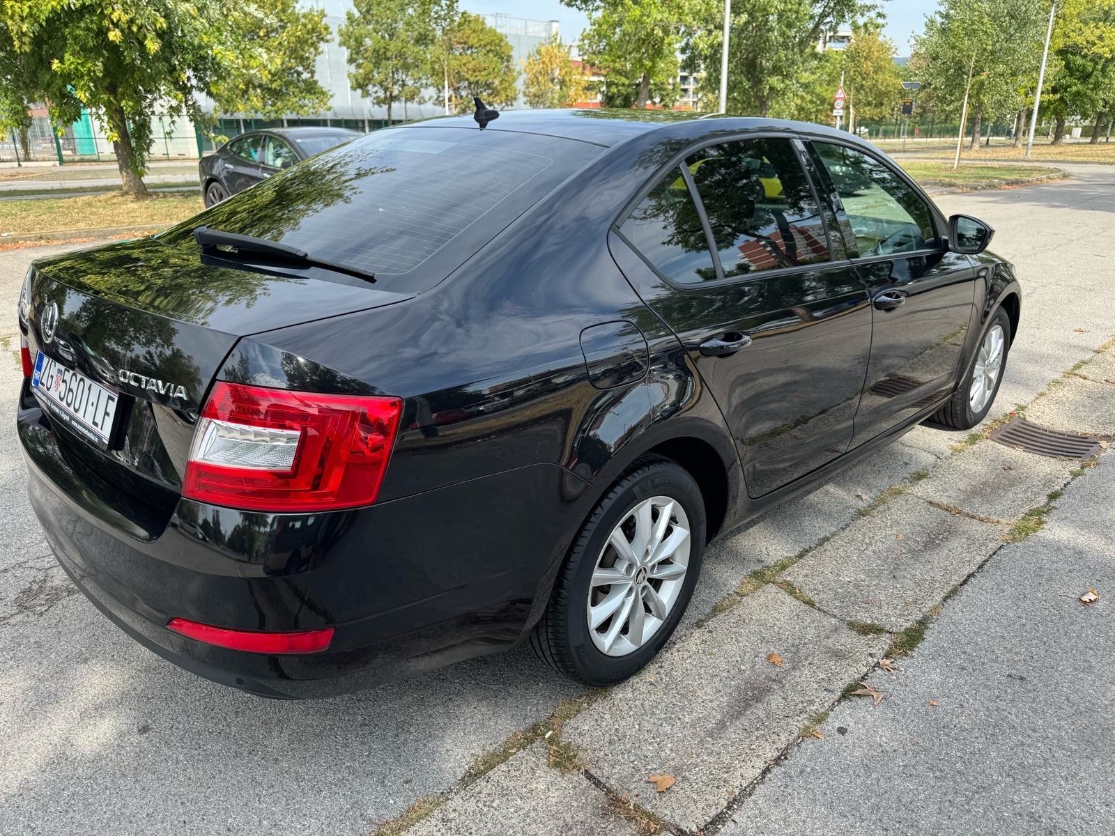Škoda Octavia 2,0 TDI DSG, 86000km, Reg 8/27, fotografija 6
