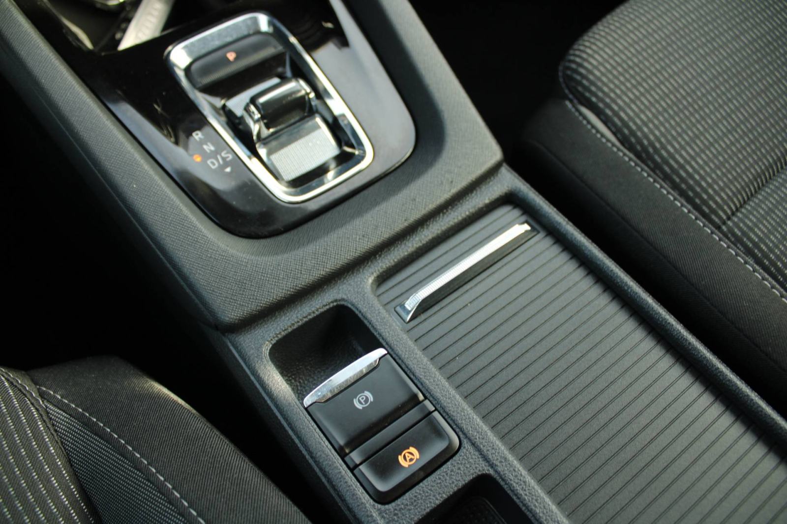 Škoda Octavia 2.0 TDi DSG Bussiness *LED, NAVIGACIJA, KAMERA*, fotografija 17