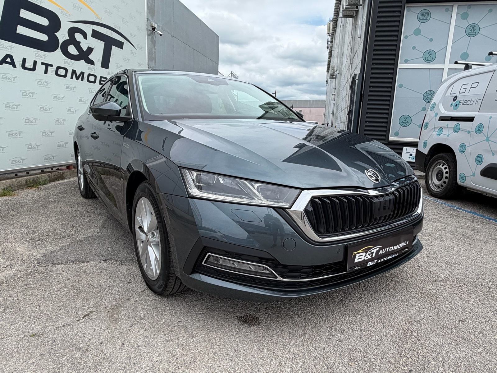 Škoda Octavia 2,0 TDI / DSG / LED /, fotografija 2