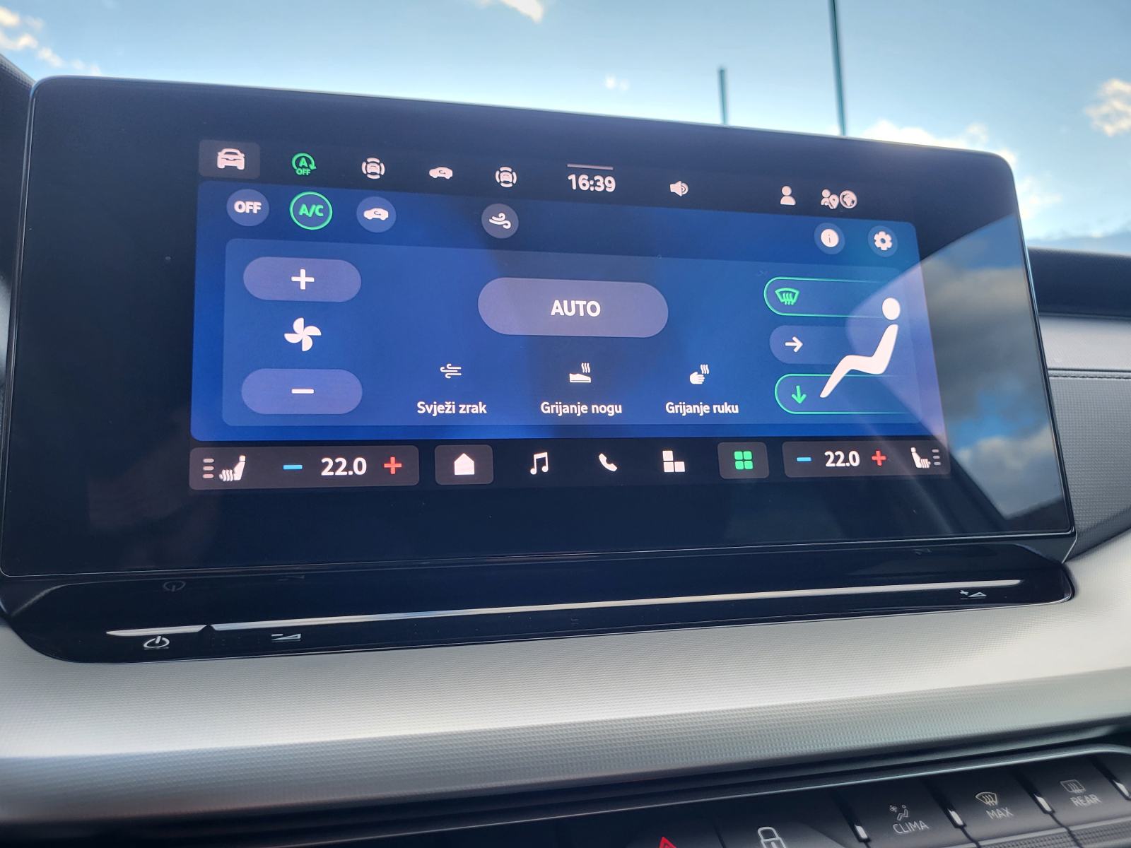 ŠKODA OCTAVIA 2.0 TDI DSG PDV JAMSTVO KERAMIKA FULL KASKO REG 07/27, fotografija 15