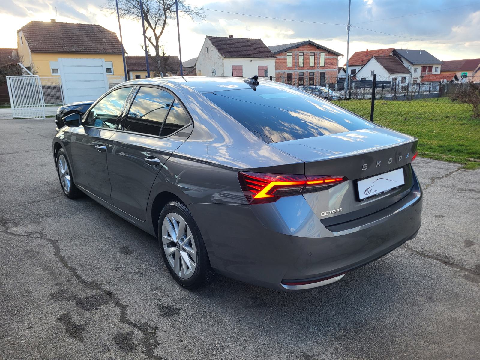 ŠKODA OCTAVIA 2.0 TDI DSG PDV JAMSTVO KERAMIKA FULL KASKO REG 07/27, fotografija 12