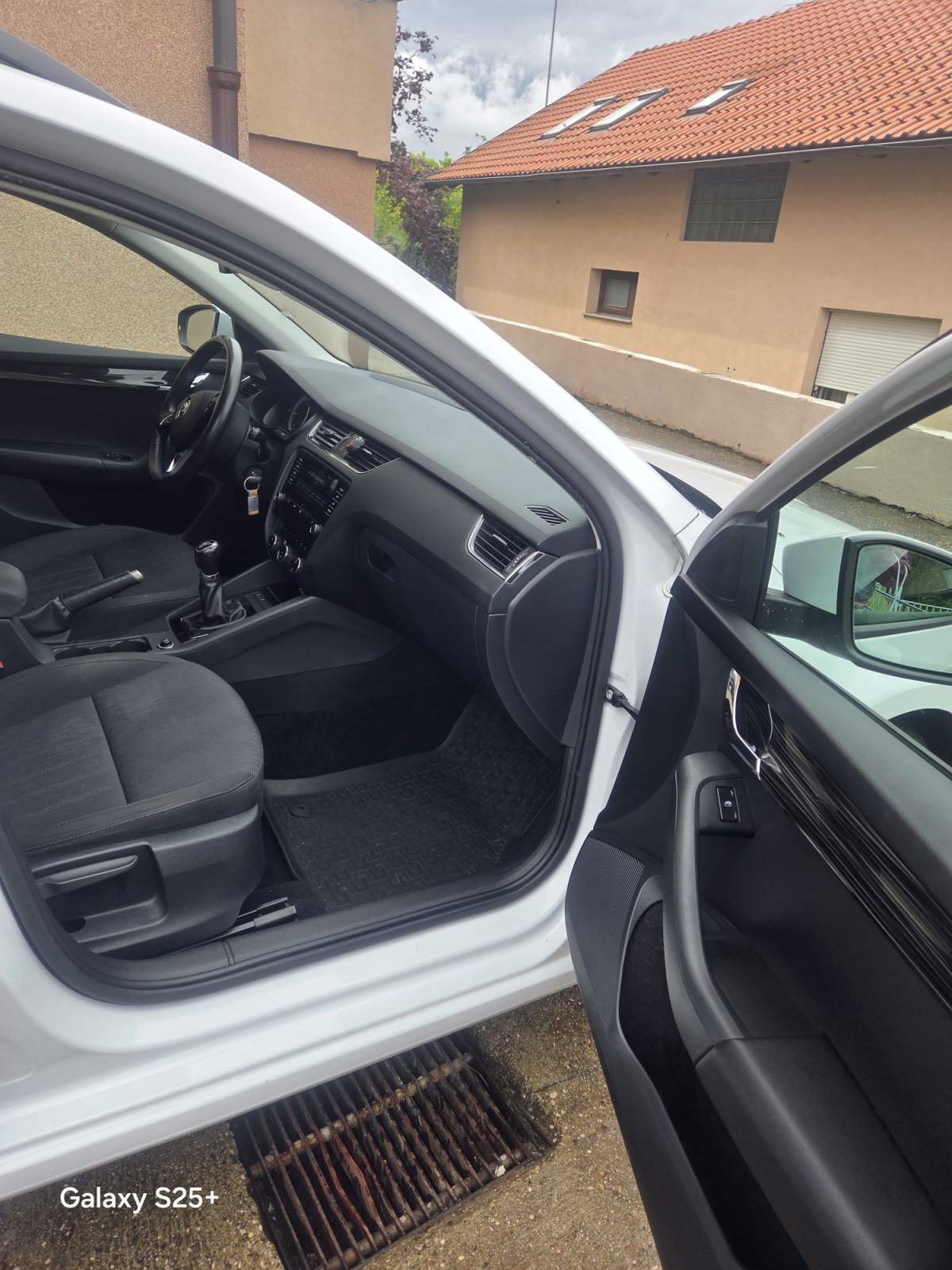 Škoda Octavia Combi 1,6 garancija reg 4/27, fotografija 8