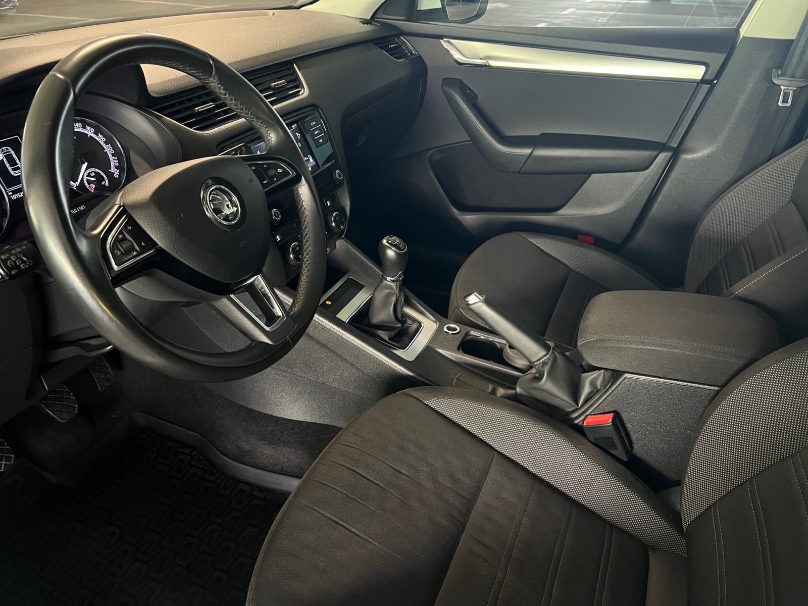 Škoda Octavia Combi 1.6 TDI 115 KS | AMBITION | Leasing bez Učešća, fotografija 11