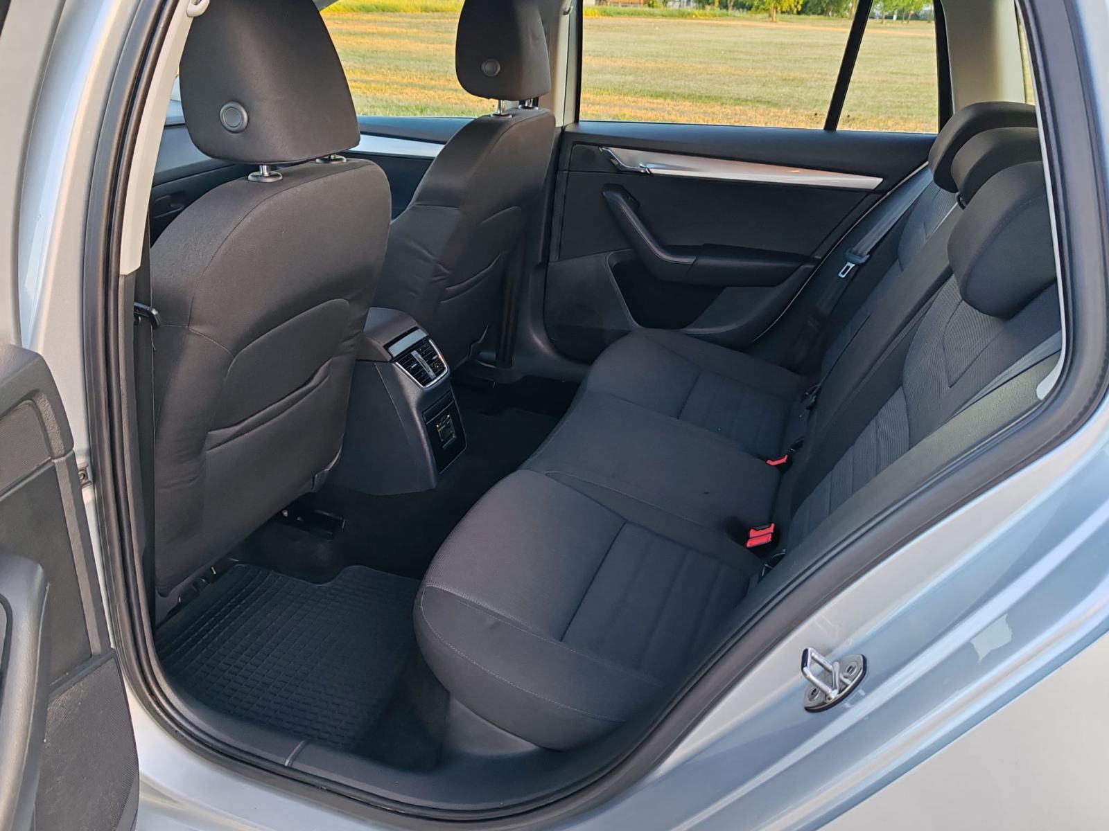 Škoda Octavia Combi 1,6 TDI,213000, 2014G, KARTICE DO 36 RATA, fotografija 9