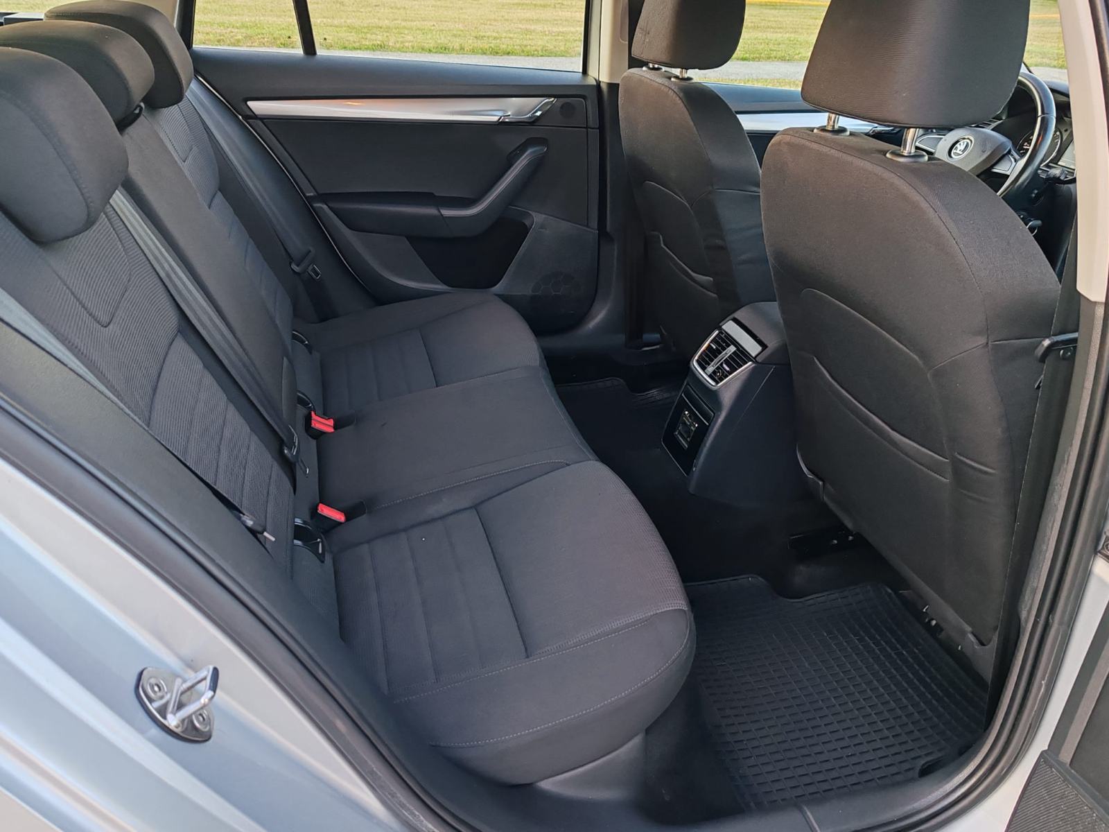 Škoda Octavia Combi 1,6 TDI,213000, 2014G, KARTICE DO 36 RATA, fotografija 10