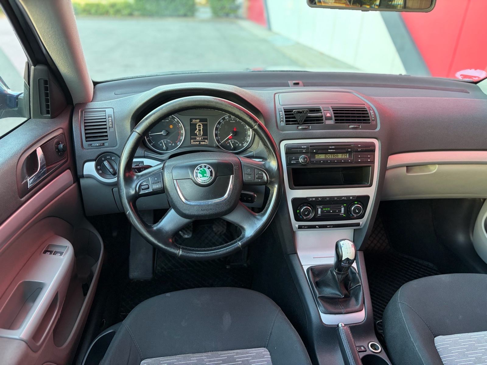 ŠKODA OCTAVIA COMBI 1.6 TDI 220.000 KM METALIK TAMNO PLAVA BOJA!!!, fotografija 10