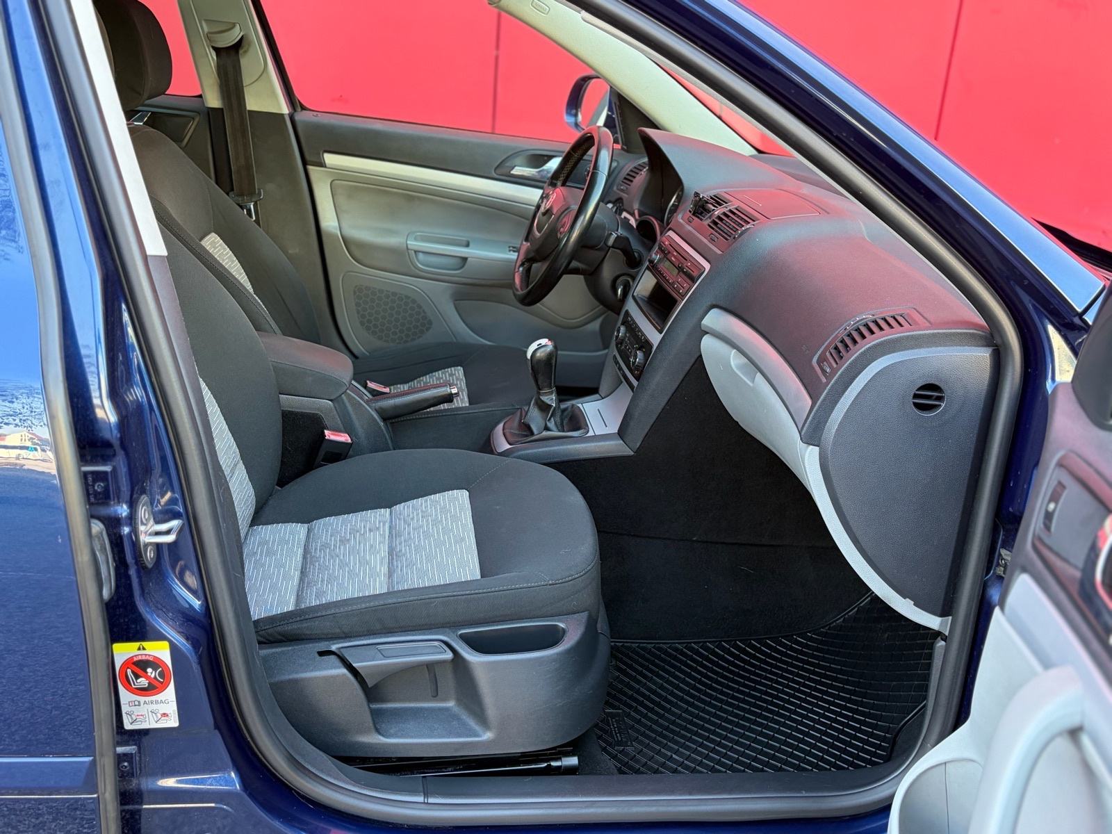 ŠKODA OCTAVIA COMBI 1.6 TDI 220.000 KM METALIK TAMNO PLAVA BOJA!!!, fotografija 9