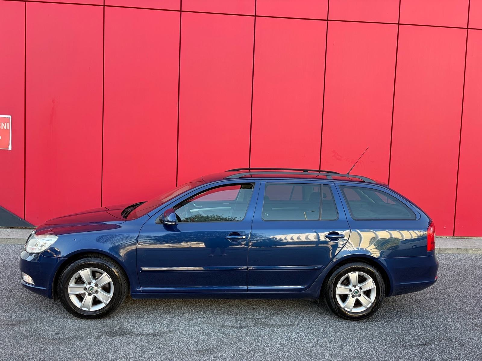 ŠKODA OCTAVIA COMBI 1.6 TDI 220.000 KM METALIK TAMNO PLAVA BOJA!!!, fotografija 6
